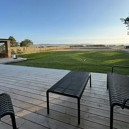 Architect-designed House By The Sea בית נופש *